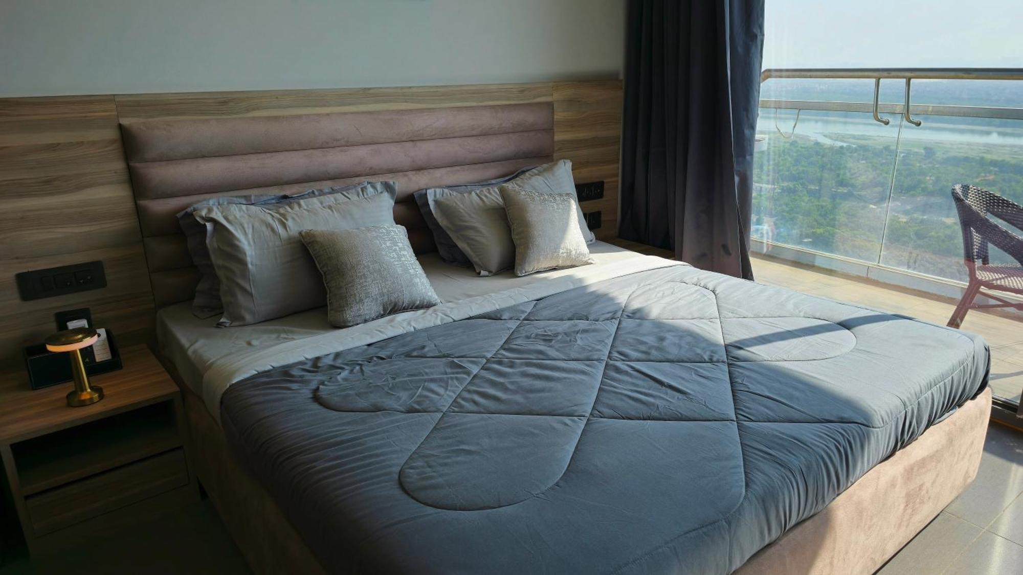 Готель The Luxe Living Нойда Екстер'єр фото